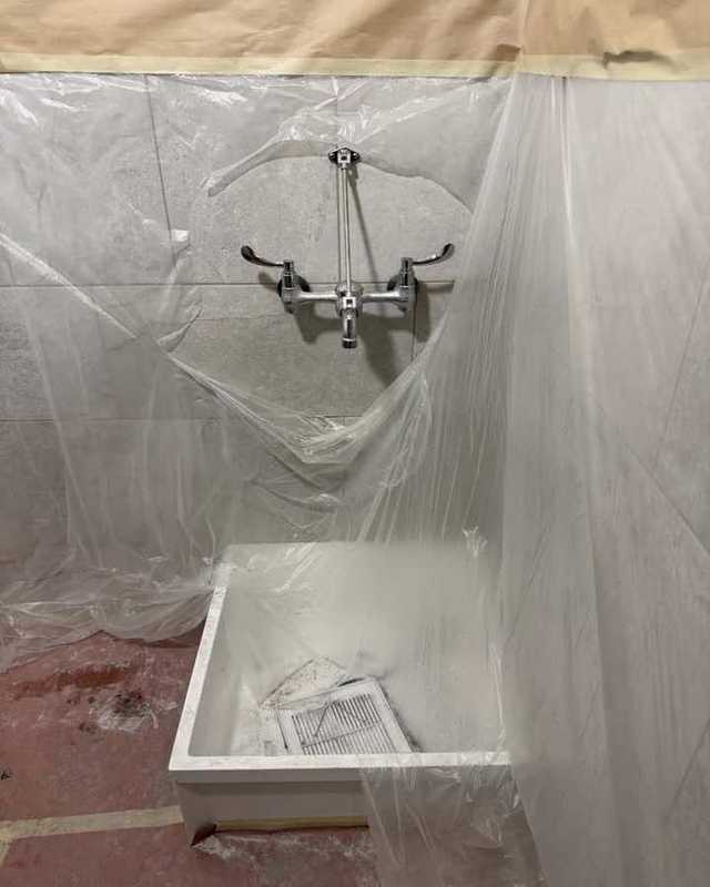 Fregadero de trapeador con llave instalada