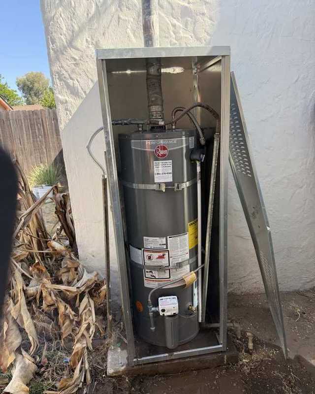 Nuevo calentador de agua Rheem instalado en gabinete exterior